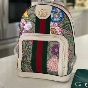 Like new Gucci OPHIDIA GG SUPREME FLORAL BACKPACK